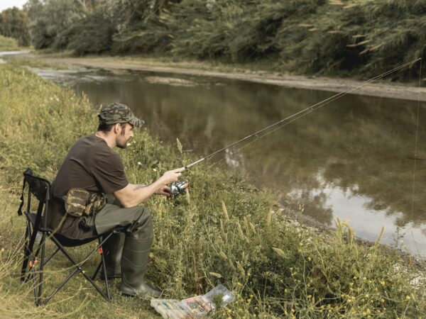 Por que investir em camisetas com proteção UV para pesca ao ar livre?